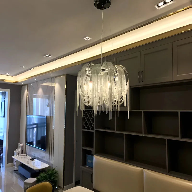 CrystalFlow - Stilvoller LED-Kronleuchter mit dezenten Ketten