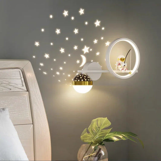 Moderne vegglampe for barnerom med stjernelys
