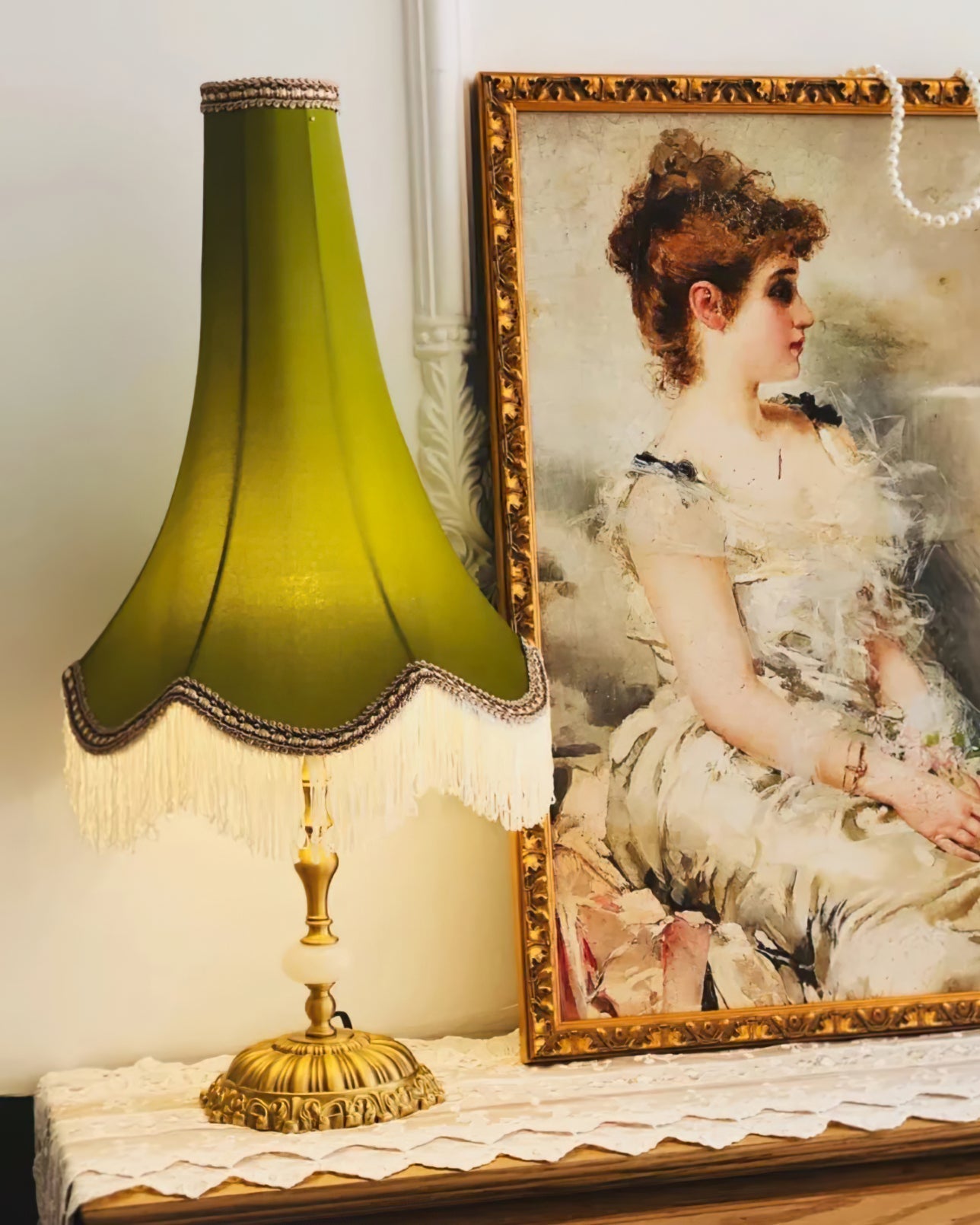ElegantGlow – Bordlampe med marmorfod og kvastdetalje