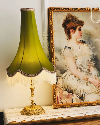 ElegantGlow – Bordlampe med marmorfod og kvastdetalje