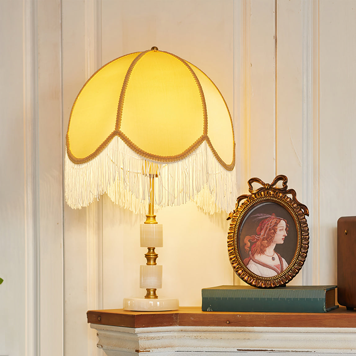 RusticGlow – Lampe de table avec détail à pompon et base en marbre