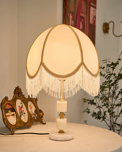 RusticGlow – Lampe de table avec détail à pompon et base en marbre
