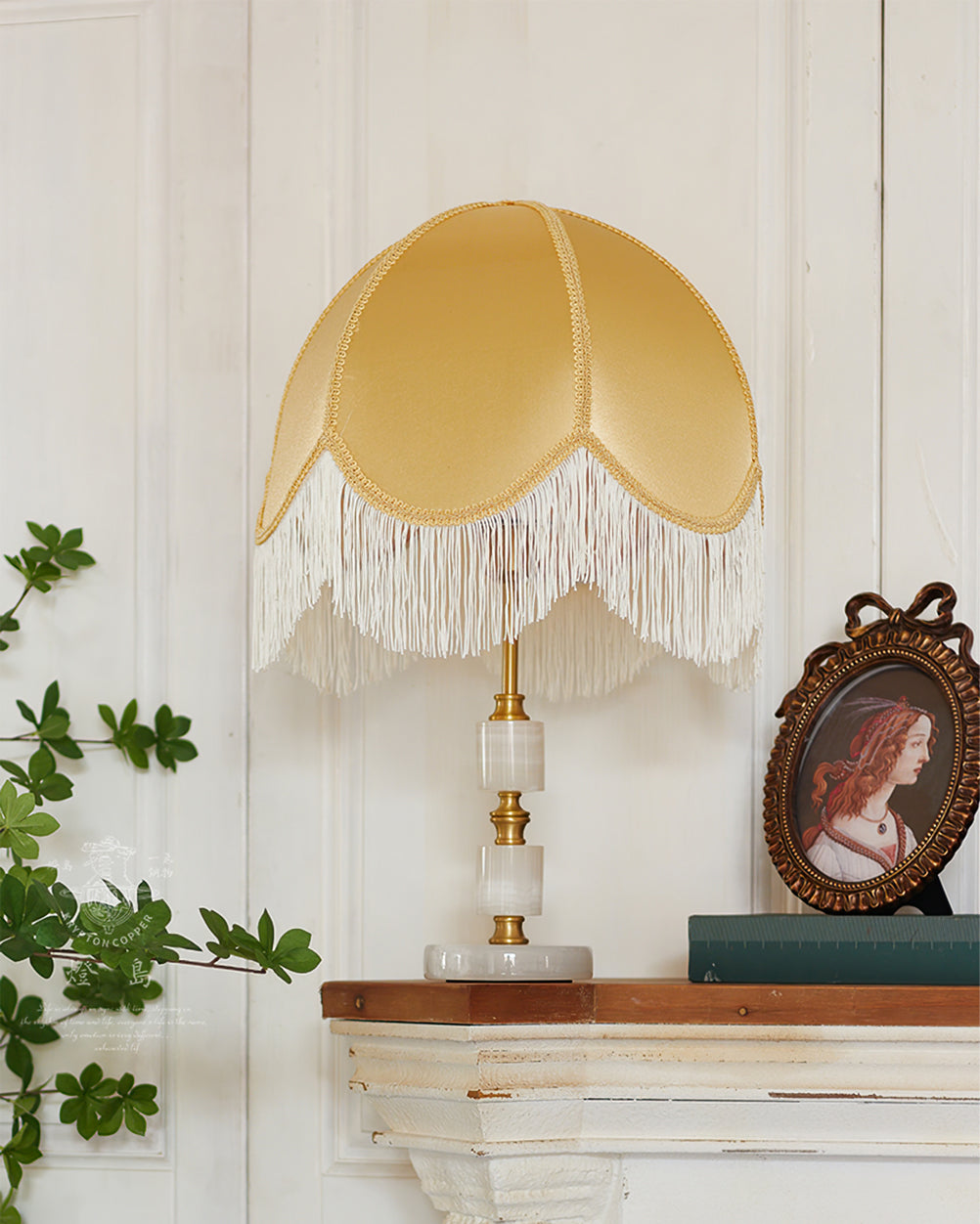 RusticGlow – Lampe de table avec détail à pompon et base en marbre
