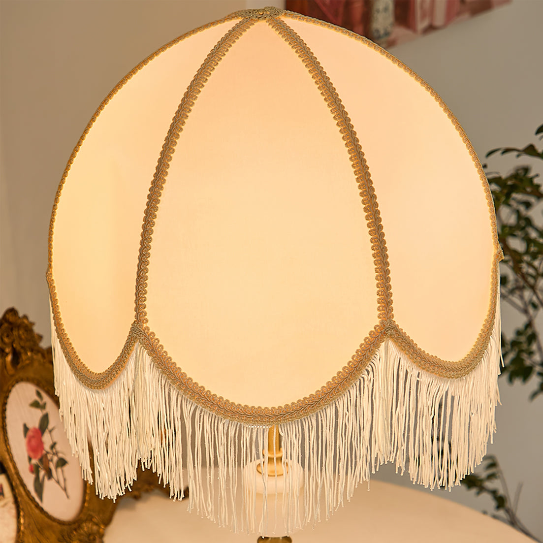 RusticGlow – Lampe de table avec détail à pompon et base en marbre