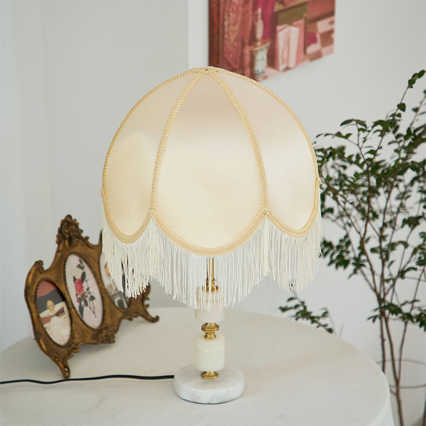 RusticGlow – Bordlampe med kvastdetalje og marmorfod
