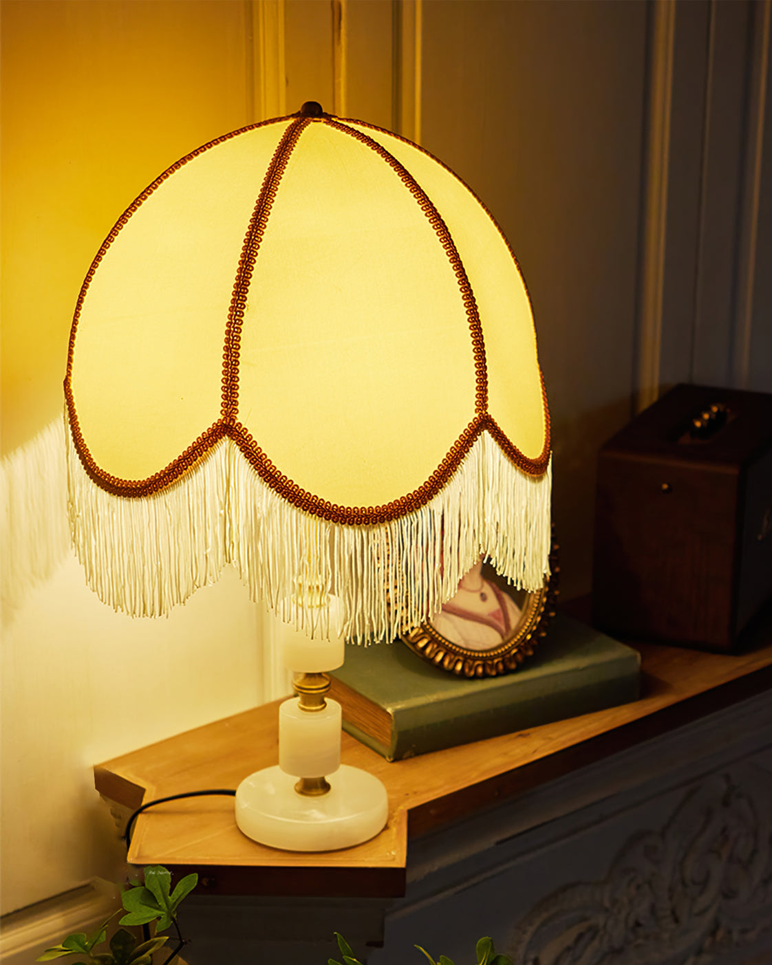 RusticGlow – Bordlampe med kvastdetalje og marmorfod