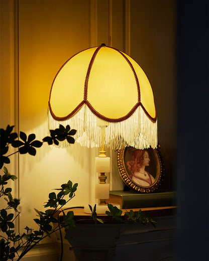 RusticGlow – Bordlampe med kvastdetalje og marmorfod