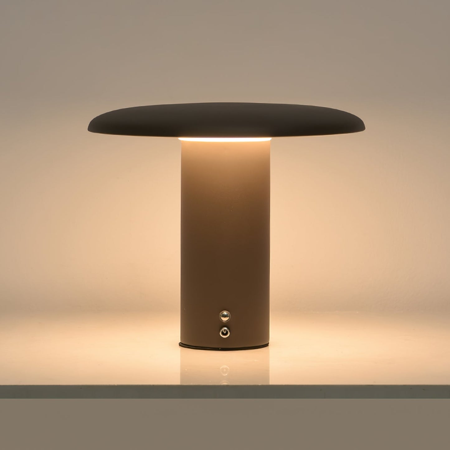 LumiLite – Minimalistisk bordlampe med USB-opladningsfunktion