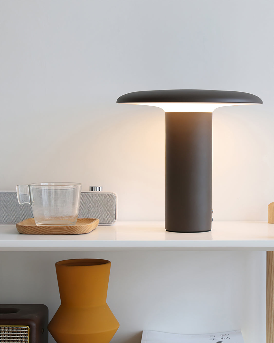LumiLite – Minimalistisk bordlampe med USB-opladningsfunktion
