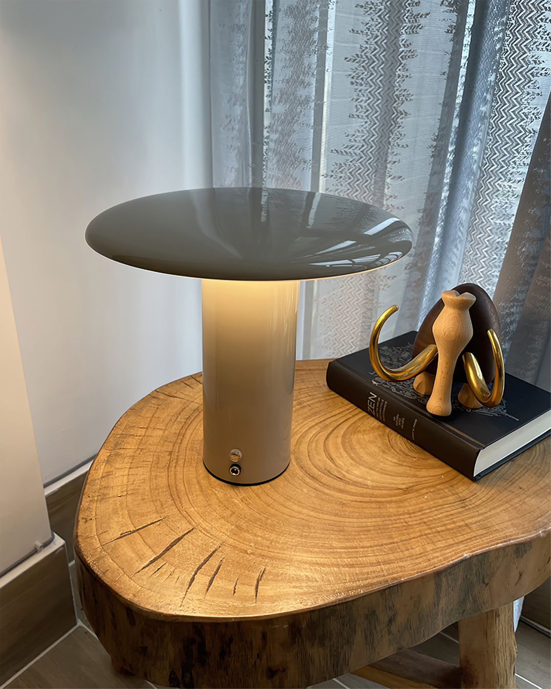 LumiLite – Minimalistisk bordlampe med USB-opladningsfunktion