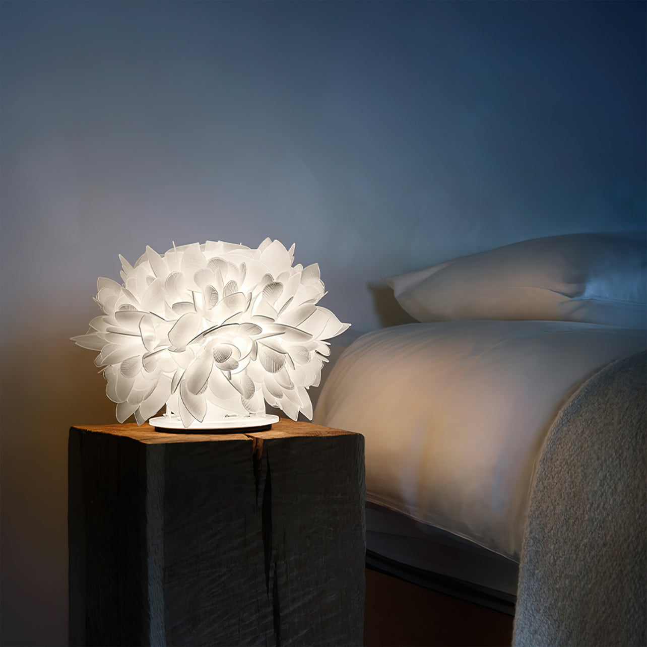 NatureLuxe – Table Lamp with Metal and Natural Petals