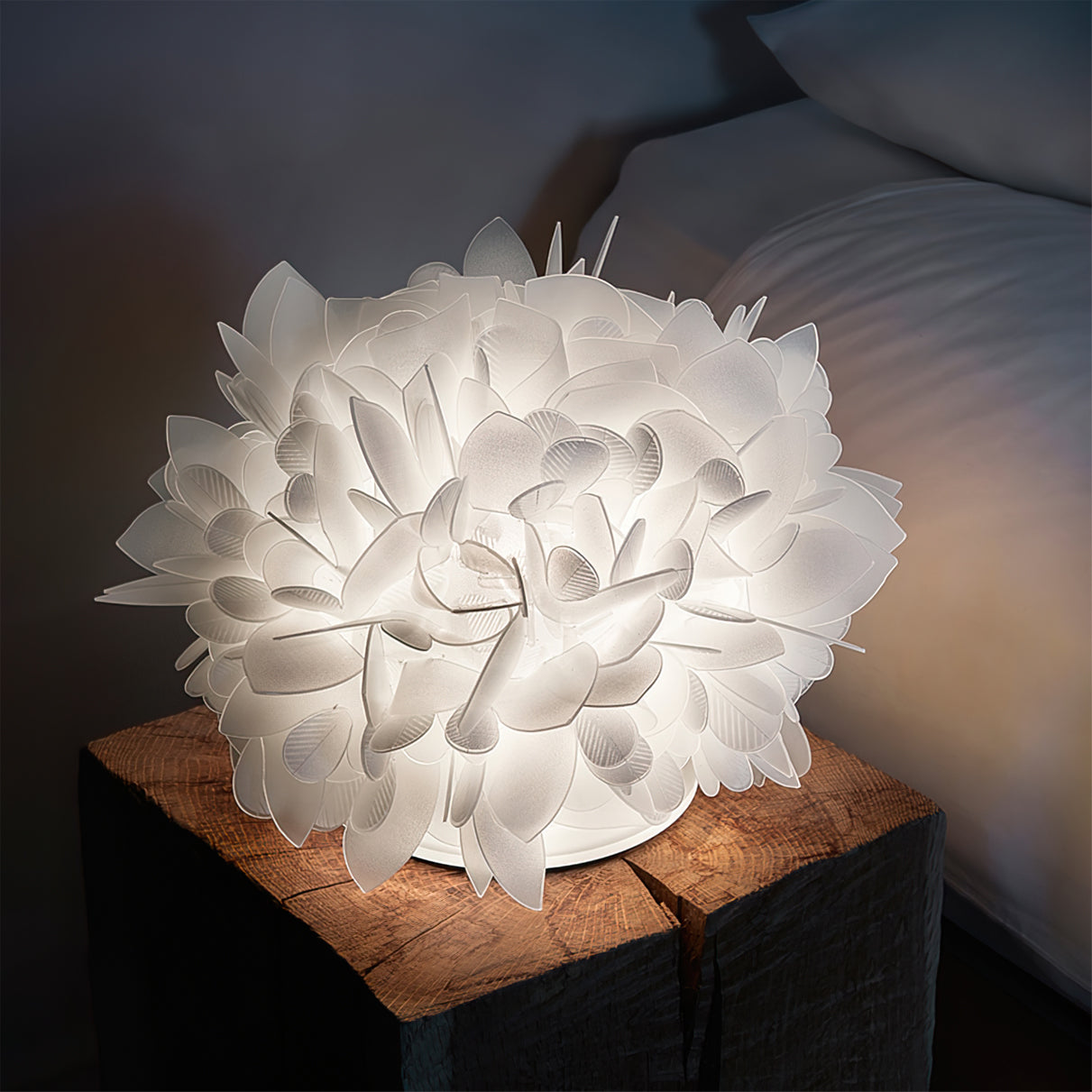 NatureLuxe – Table Lamp with Metal and Natural Petals