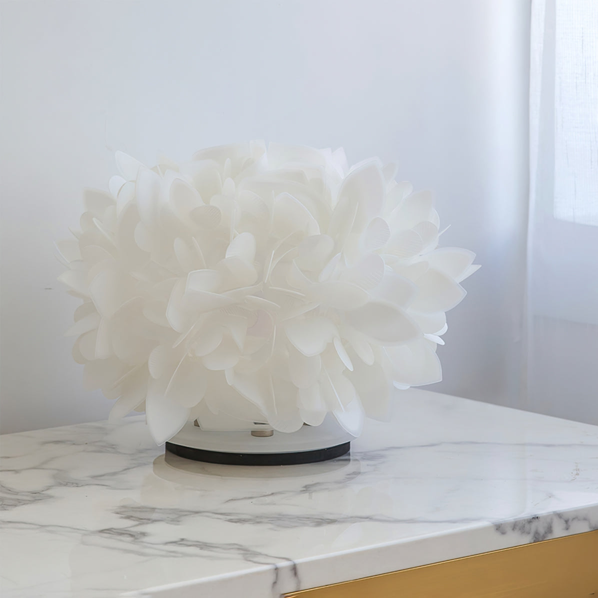NatureLuxe – Table Lamp with Metal and Natural Petals