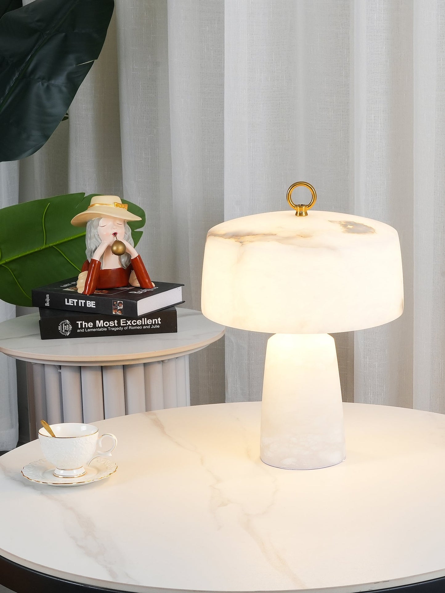 LuxeAogashima - Table Lamp with Elegant Design and Cosy Light Diffusion