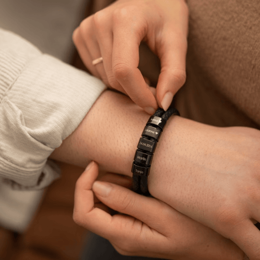 PaternalElegance - Læderarmbånd med graverede perler