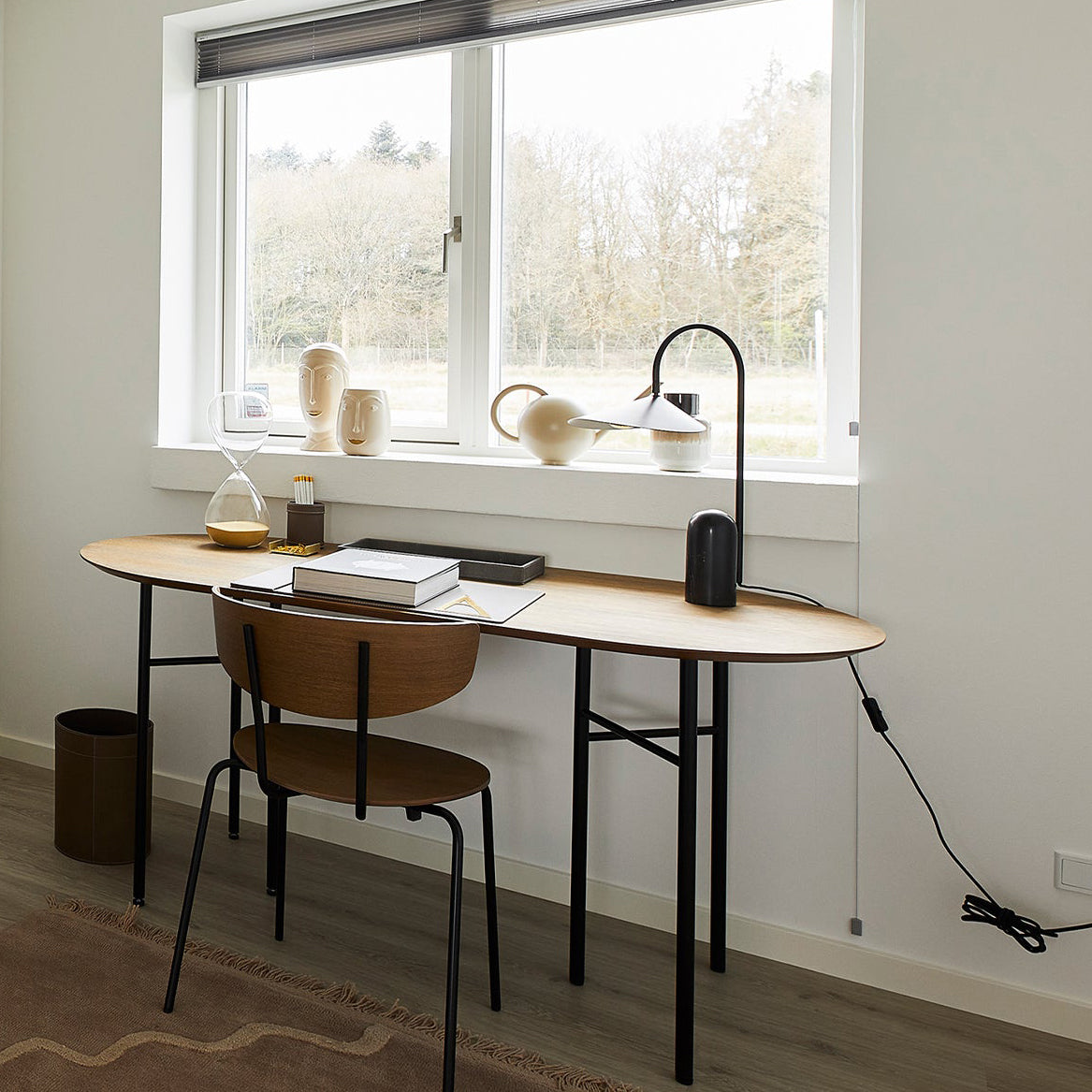 LeafArch - Elegant Adjustable Table Lamp