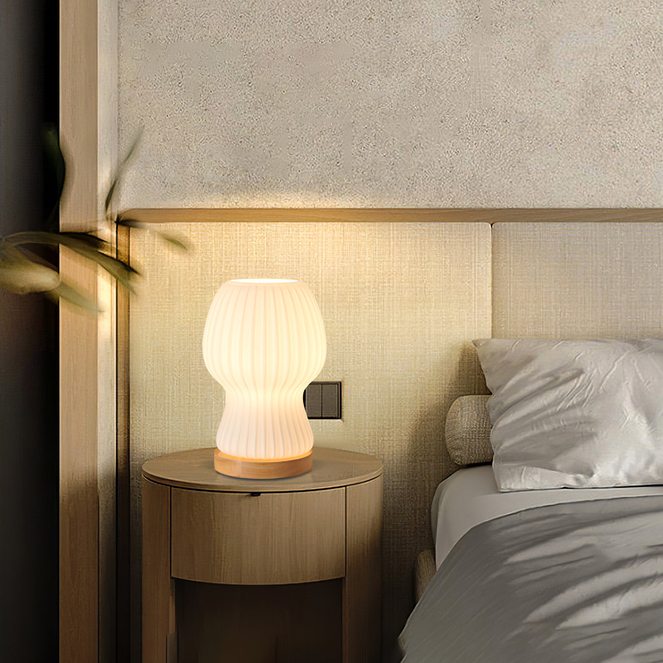 GlowFold – Foldet Glas Bordlampe med Træfod