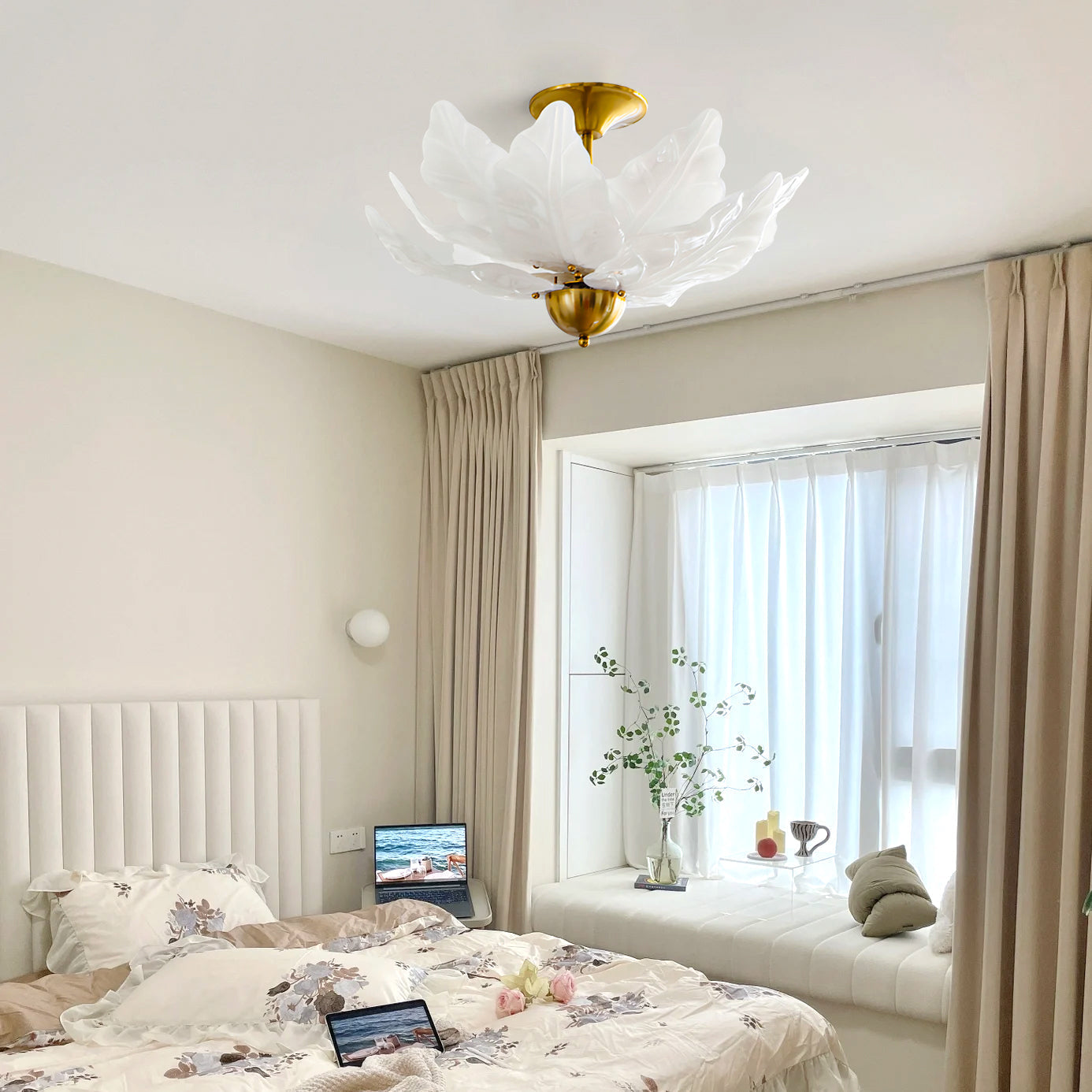 BladLuxe - Ceiling Light with Glass Details and Intimate Lighting