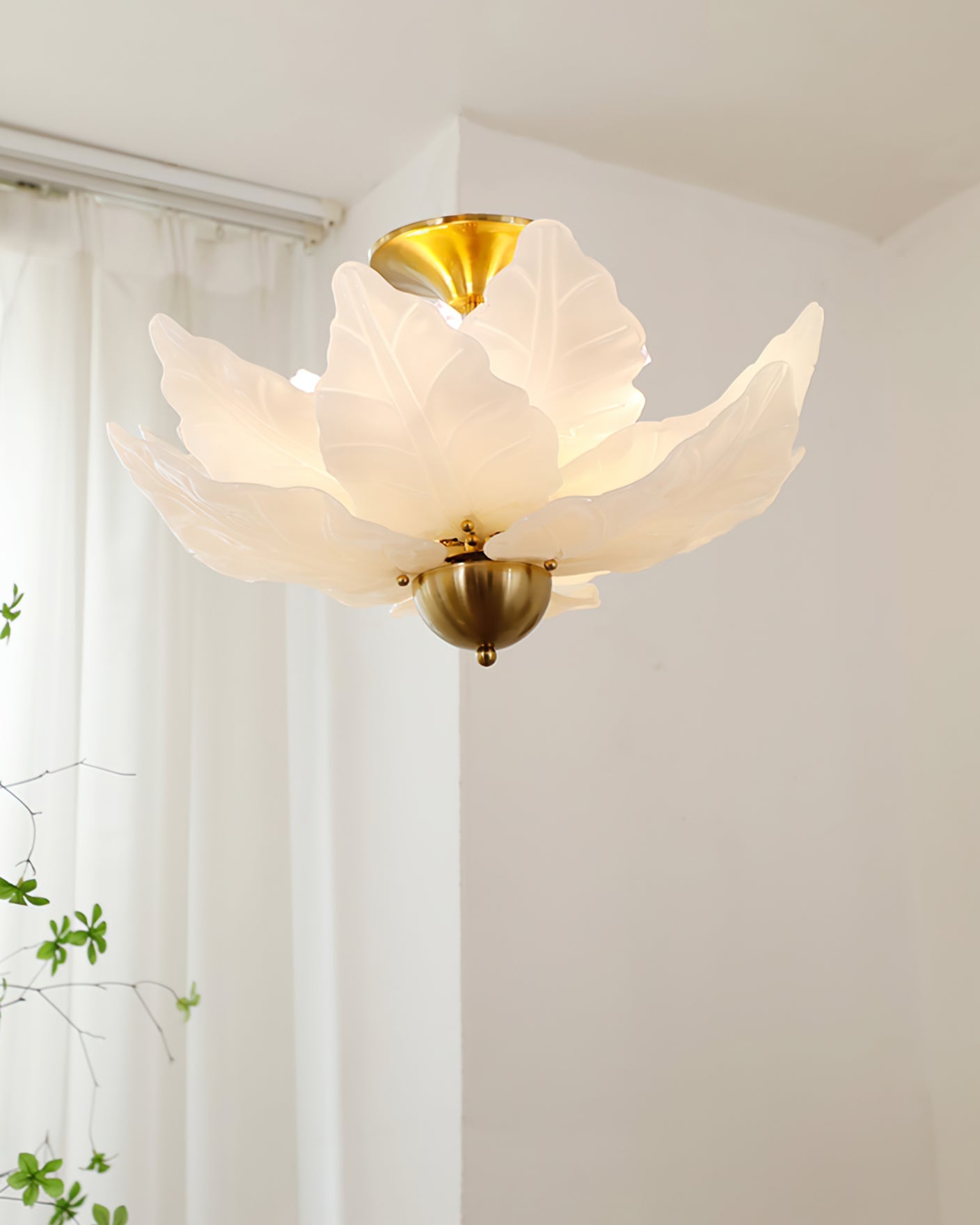 BladLuxe - Ceiling Light with Glass Details and Intimate Lighting