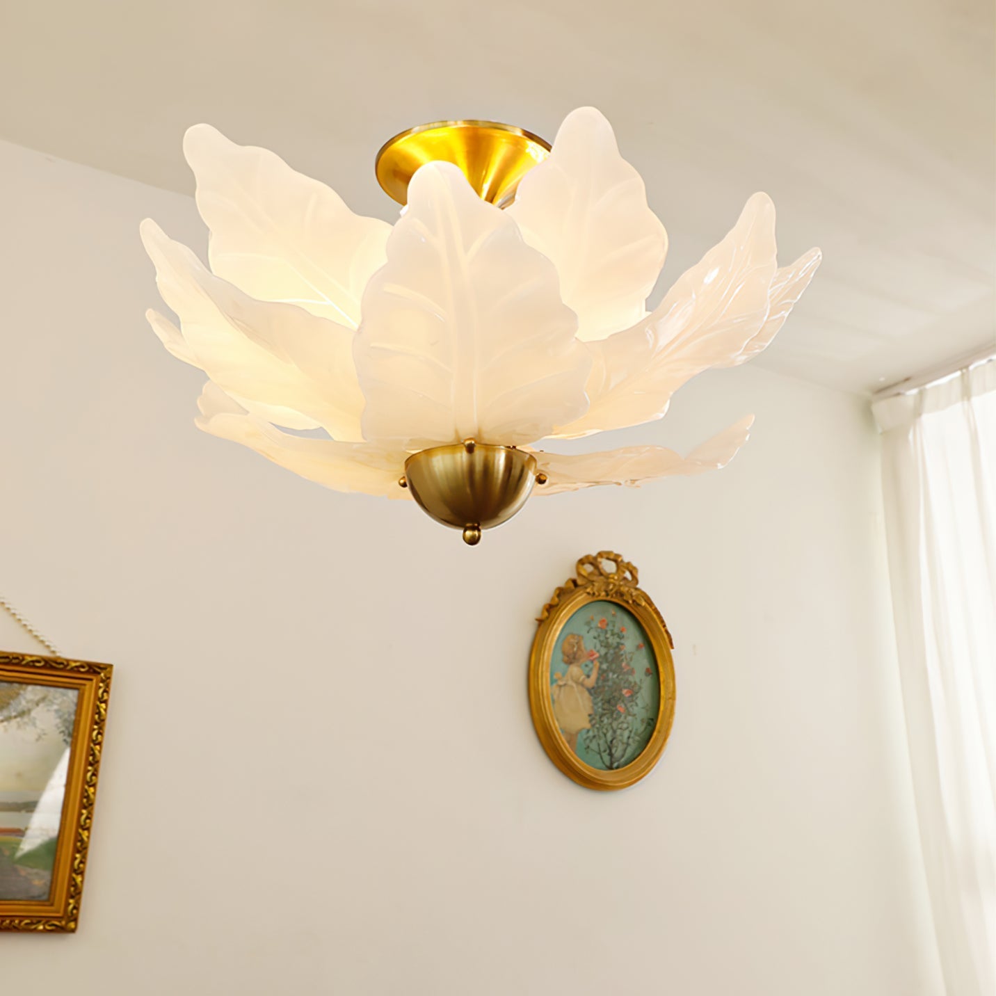 BladLuxe - Ceiling Light with Glass Details and Intimate Lighting