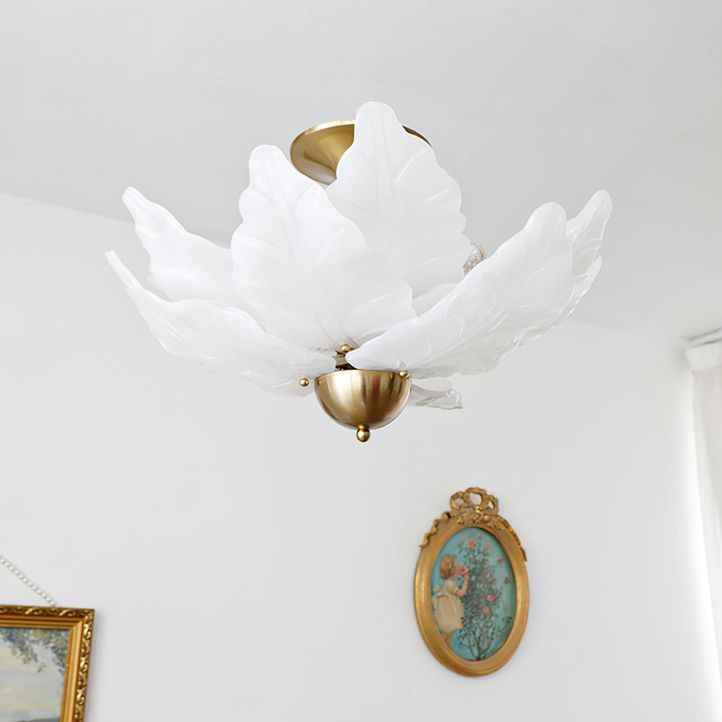 BladLuxe - Ceiling Light with Glass Details and Intimate Lighting