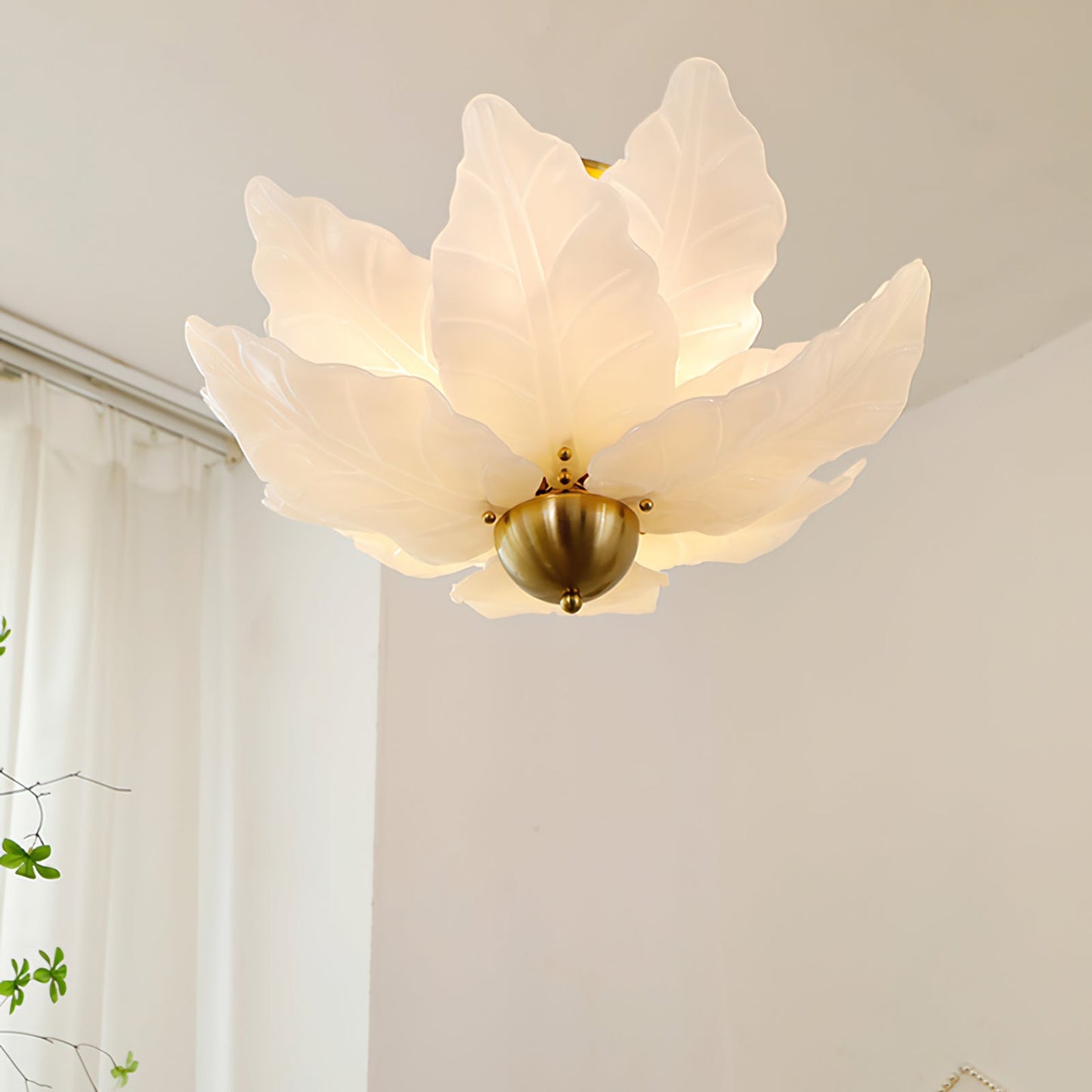 BladLuxe - Ceiling Light with Glass Details and Intimate Lighting