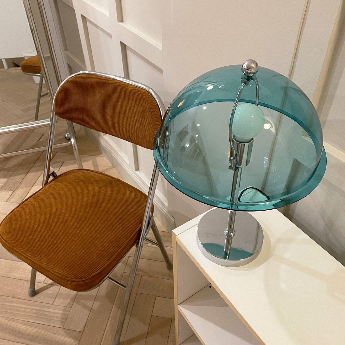ClassicGlow - Sølv metall og akryl bordlampe