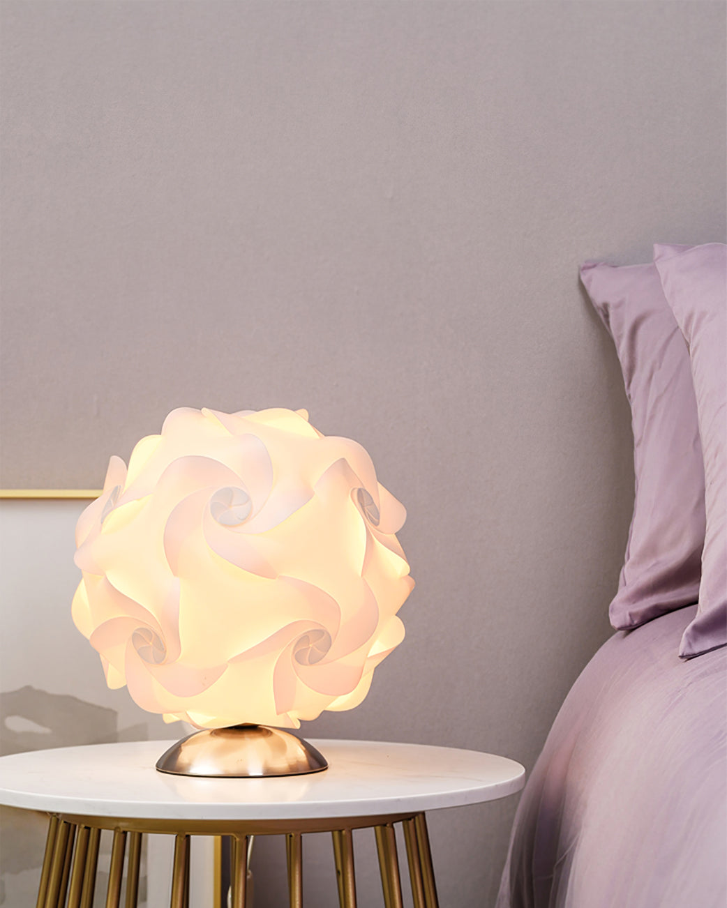 FloraLicht - Bordlampe med blomsterinspiration og tidløst design