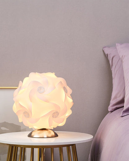 FloraLicht - Bordlampe med blomsterinspiration og tidløst design