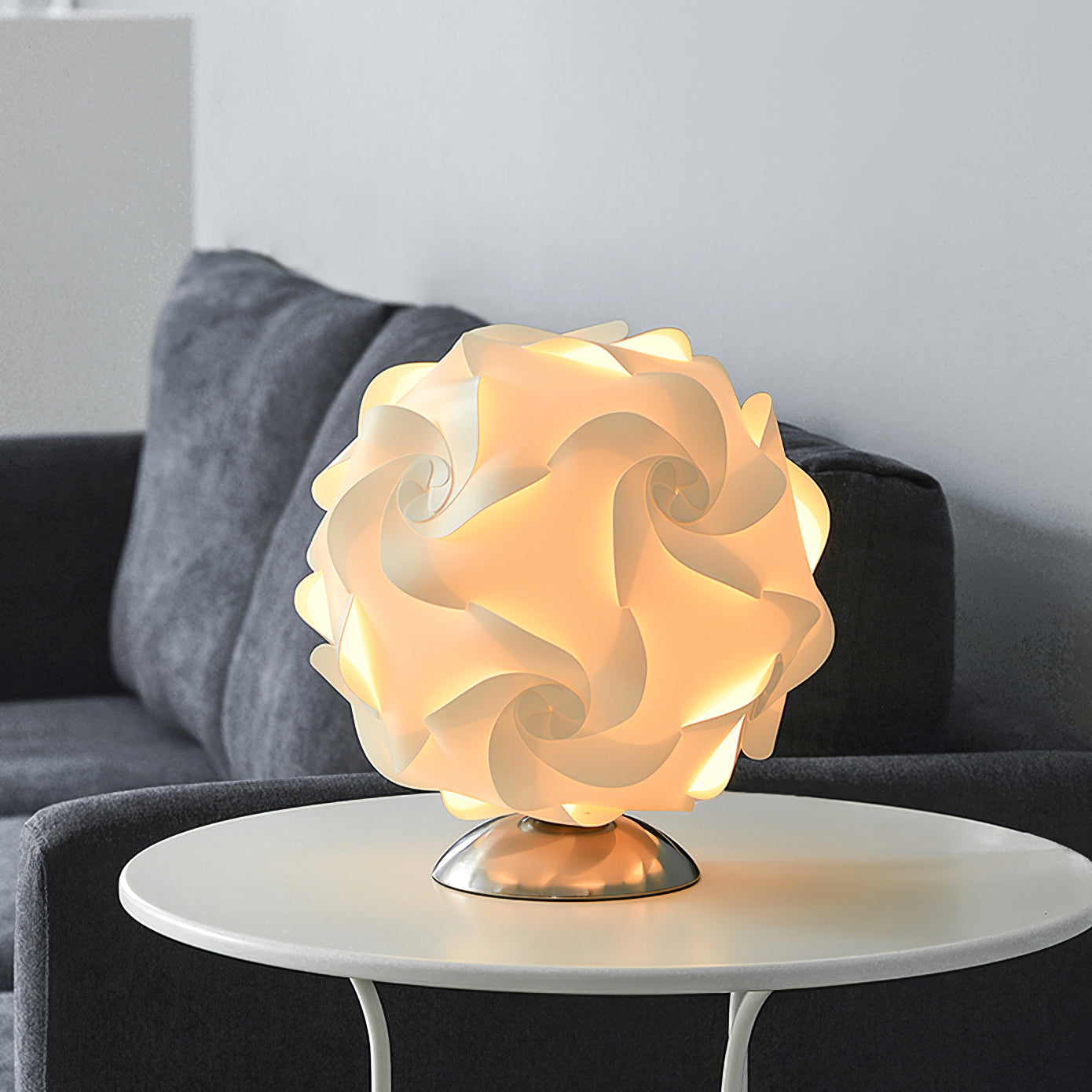 FloraLicht - Bordlampe med blomsterinspiration og tidløst design