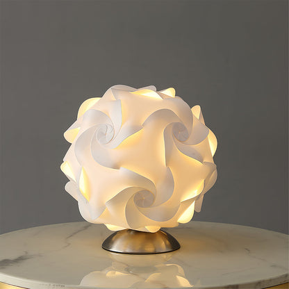 FloraLicht - Bordlampe med blomsterinspiration og tidløst design