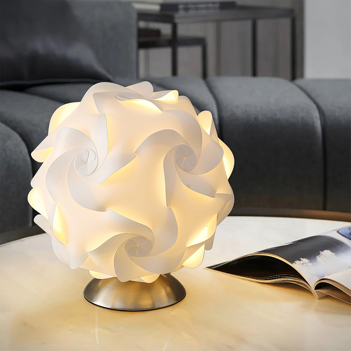 FloraLicht - Bordlampe med blomsterinspiration og tidløst design