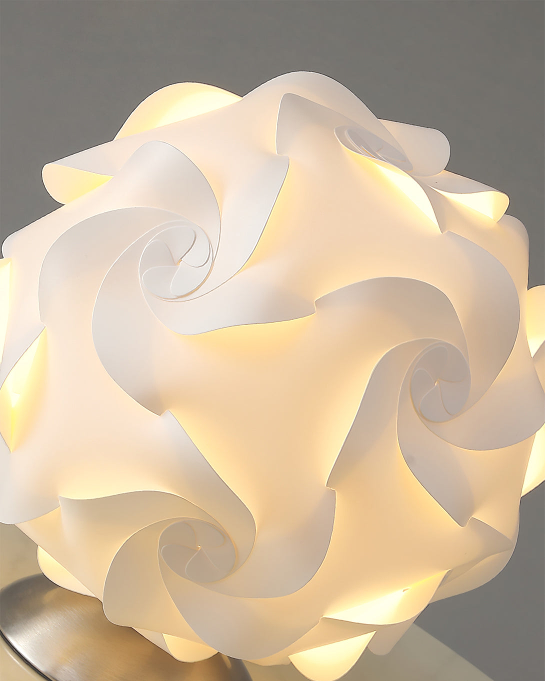 FloraLicht - Bordlampe med blomsterinspiration og tidløst design