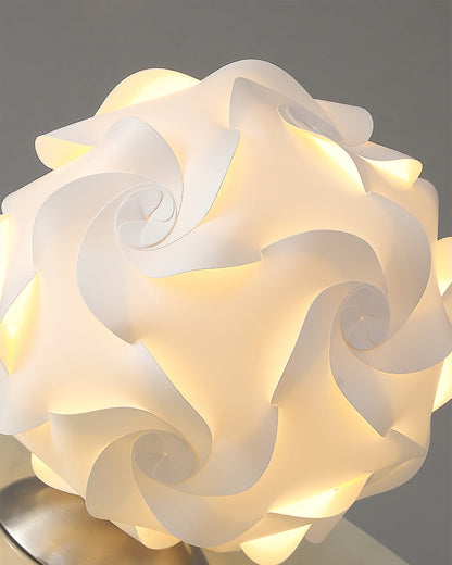 FloraLicht - Bordlampe med blomsterinspiration og tidløst design