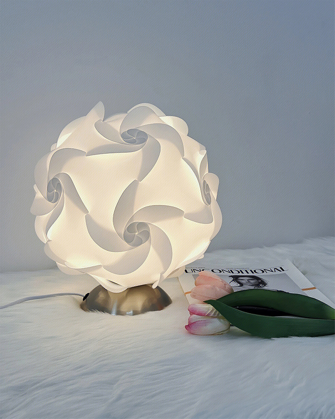 FloraLicht - Bordlampe med blomsterinspiration og tidløst design