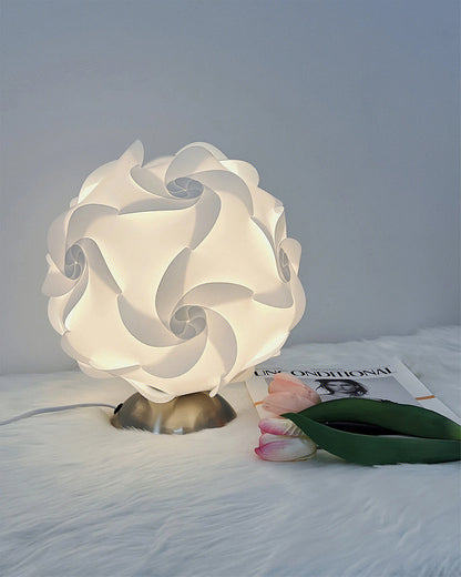 FloraLicht - Bordlampe med blomsterinspiration og tidløst design