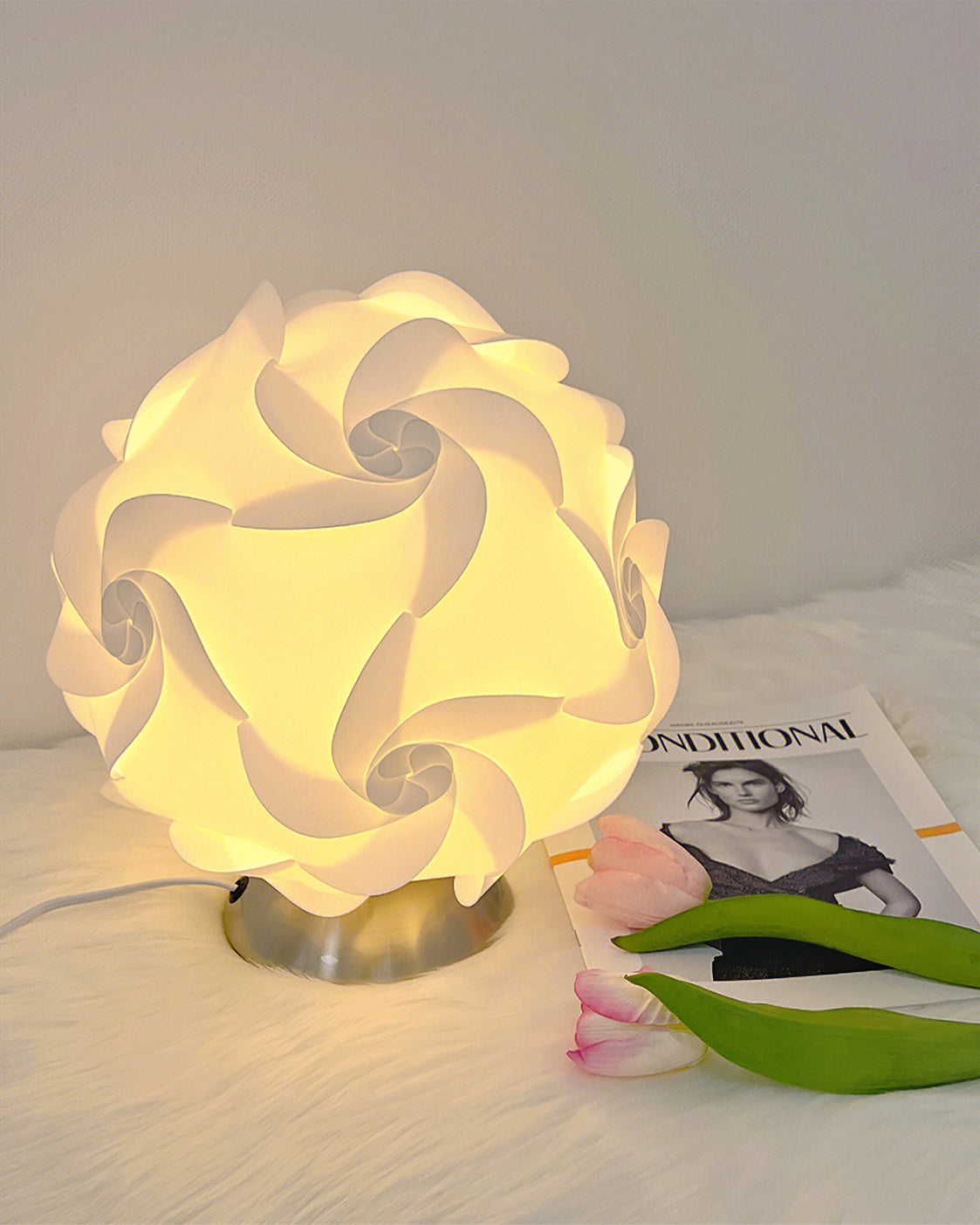 FloraLicht - Bordlampe med blomsterinspiration og tidløst design