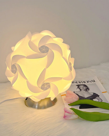 FloraLicht - Bordlampe med blomsterinspiration og tidløst design