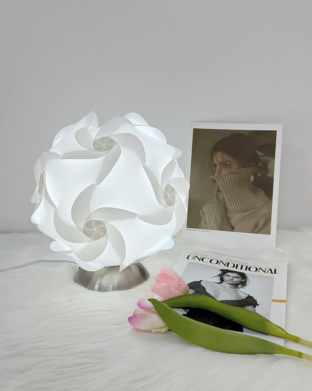 FloraLicht - Bordlampe med blomsterinspiration og tidløst design