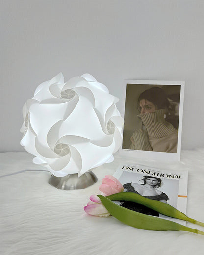 FloraLicht - Bordlampe med blomsterinspiration og tidløst design