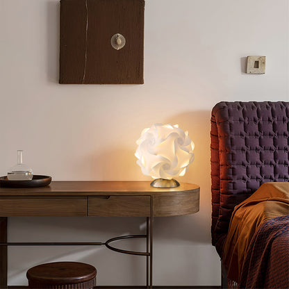 FloraLicht - Bordlampe med blomsterinspiration og tidløst design