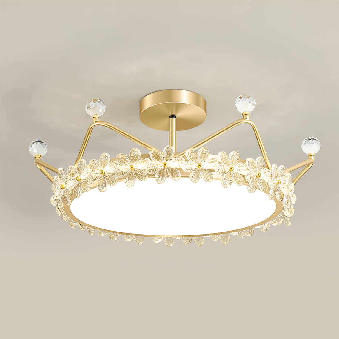 CrownLuxe - Deckenleuchte mit Kronenform und stimmungsvoller Beleuchtung