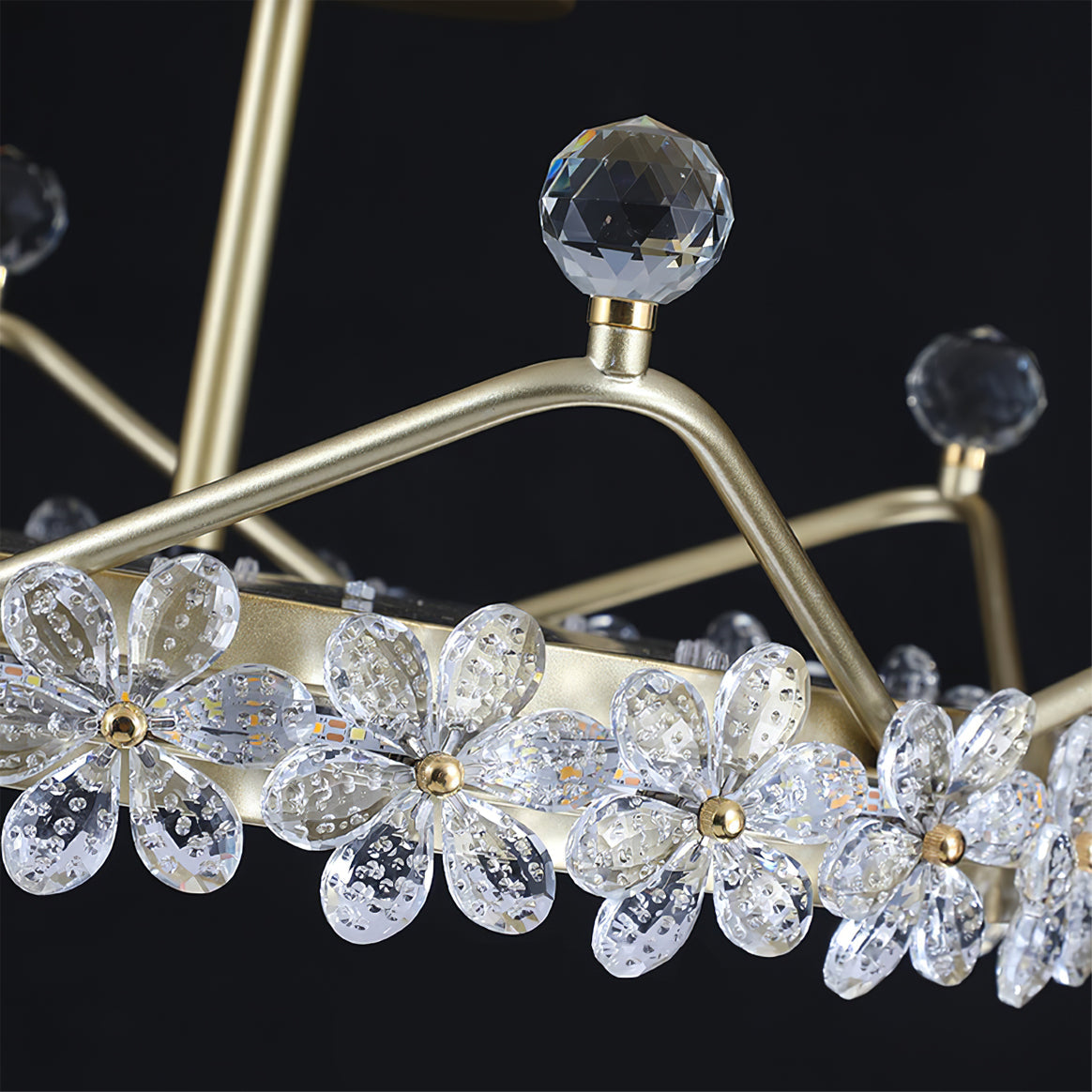 CrownLuxe - Deckenleuchte mit Kronenform und stimmungsvoller Beleuchtung