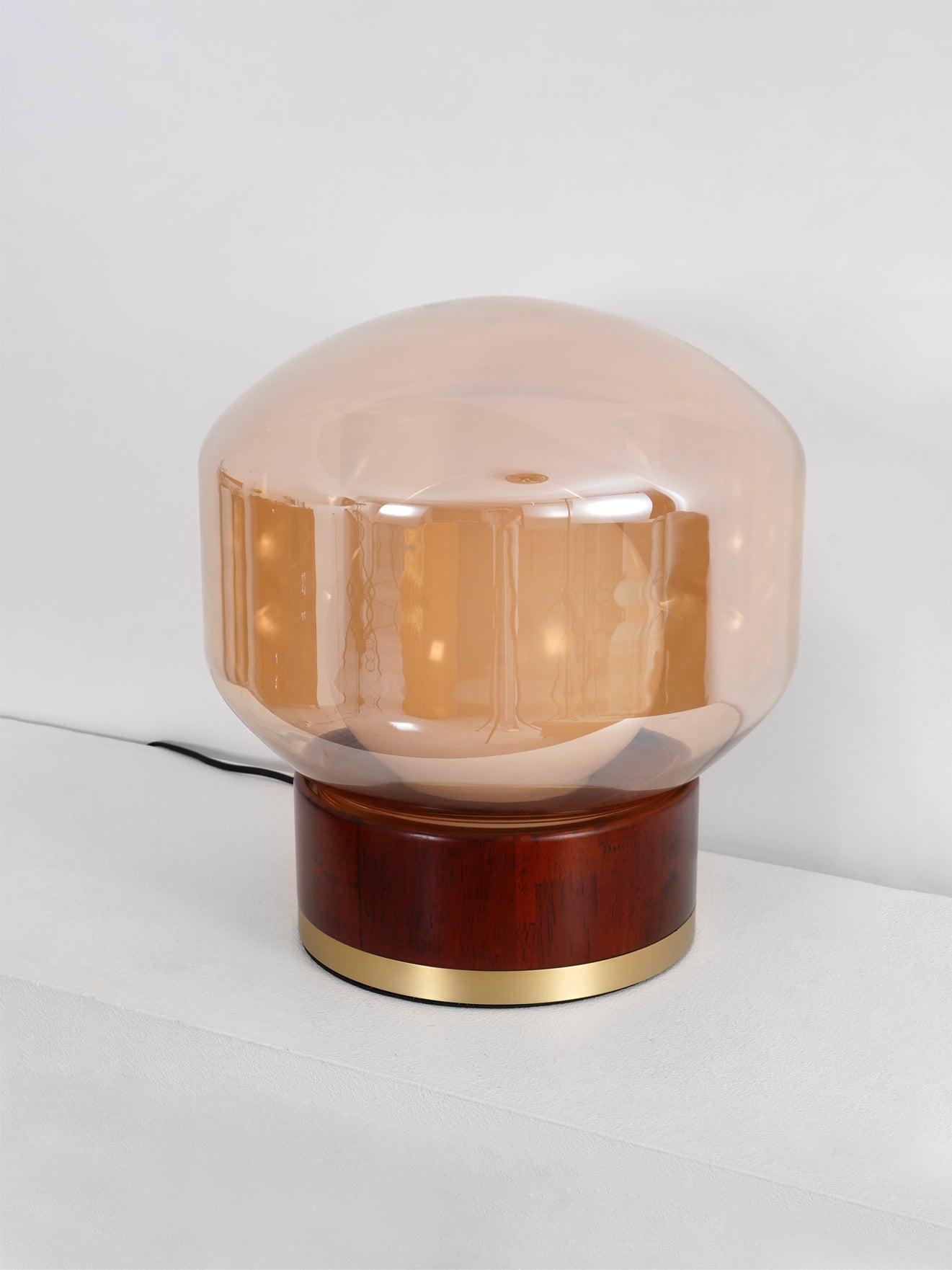 BouleLuxe - Bordlampe med geometrisk stil og varm atmosfære