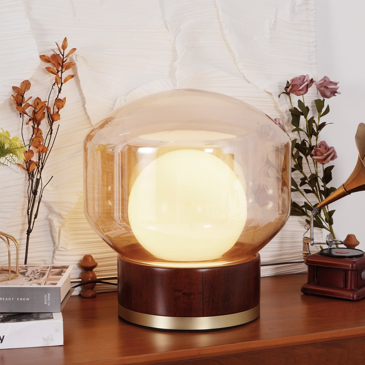 BouleLuxe - Bordlampe med geometrisk stil og varm atmosfære
