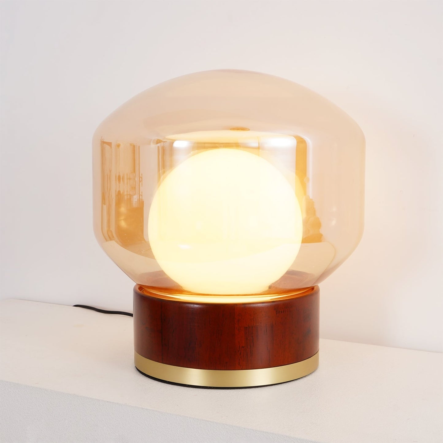 BouleLuxe - Bordlampe med geometrisk stil og varm atmosfære