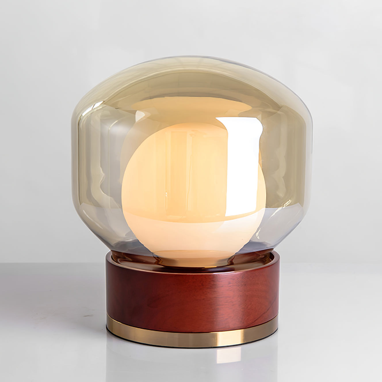 BouleLuxe - Bordlampe med geometrisk stil og varm atmosfære