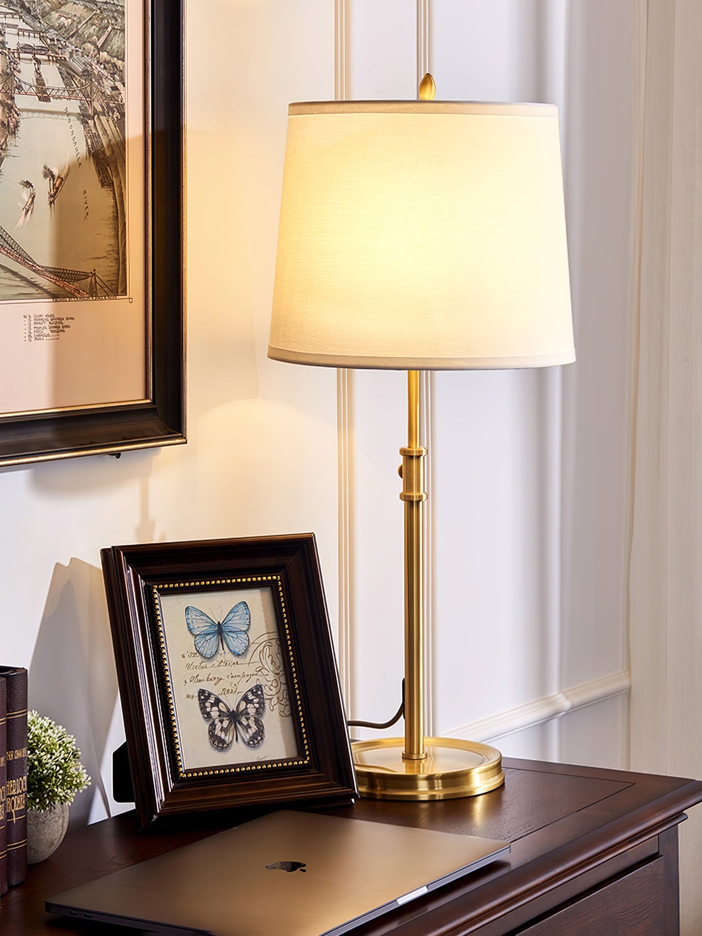 BrassLuxe – Vintage guld bordlampe med stofskærm