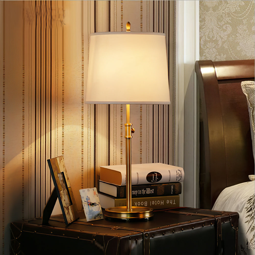 BrassLuxe – Vintage guld bordlampe med stofskærm