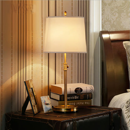 BrassLuxe – Vintage guld bordlampe med stofskærm